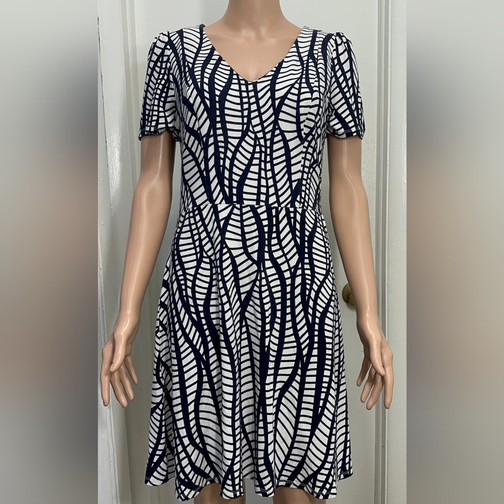 Philosophy Dress Short Sleeve Size M Knee length White and Dark Blue .